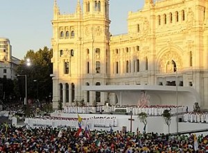 El arzobispo de Madrid oficia en Cibeles una misa multitudinaria que abre la Jornada Mundial de la Juventud
