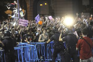 El cierre de Sol reaviva el 15-M y lleva a 5.000 indignados al centro de Madrid