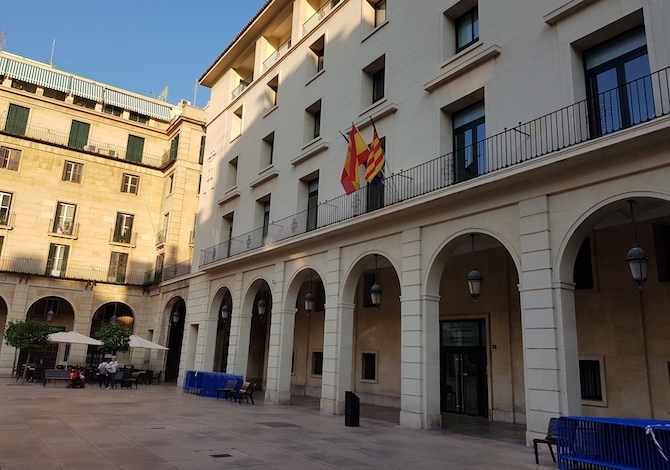 Zwei Nationalpolizisten in Denia wegen Aneignung gestohlener Gegenstände angeklagt