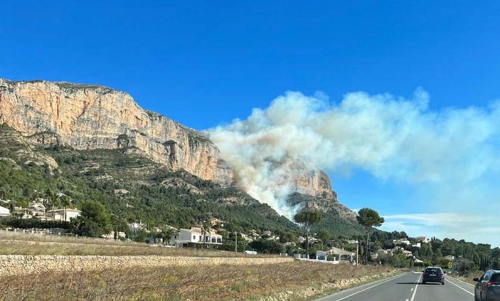 Ein Waldbrand verwüstet 8 Hektar Pinienwälder am Montgó