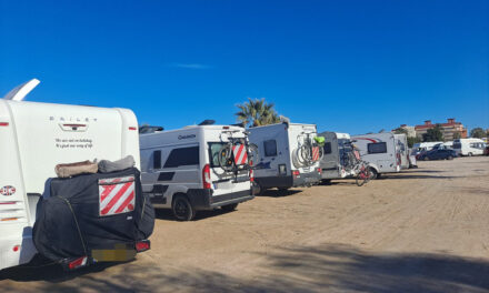 Mehr als 40 Wohnmobile nehmen in Denia den Parkplatz am Strand