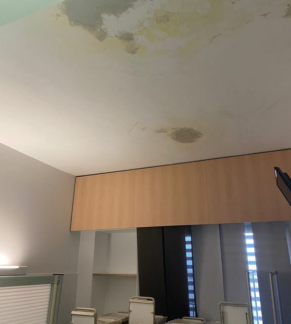 Der erbärmliche Zustand eines Zimmers im Krankenhaus von Denia