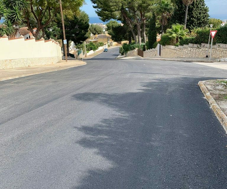 Die Asphaltierungsarbeiten und die Installation von Geschwindigkeitsbegrenzern auf dem Montgó in Dénia sind abgeschlossen