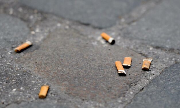 Einwohner von Dénia fordern eine Kampagne gegen Zigarettenstummel auf den Straßen