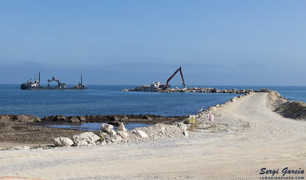 Bau des neuen Wellenbrecher parallel zur Küste, um Les Deveses in Dénia zu regenerieren.