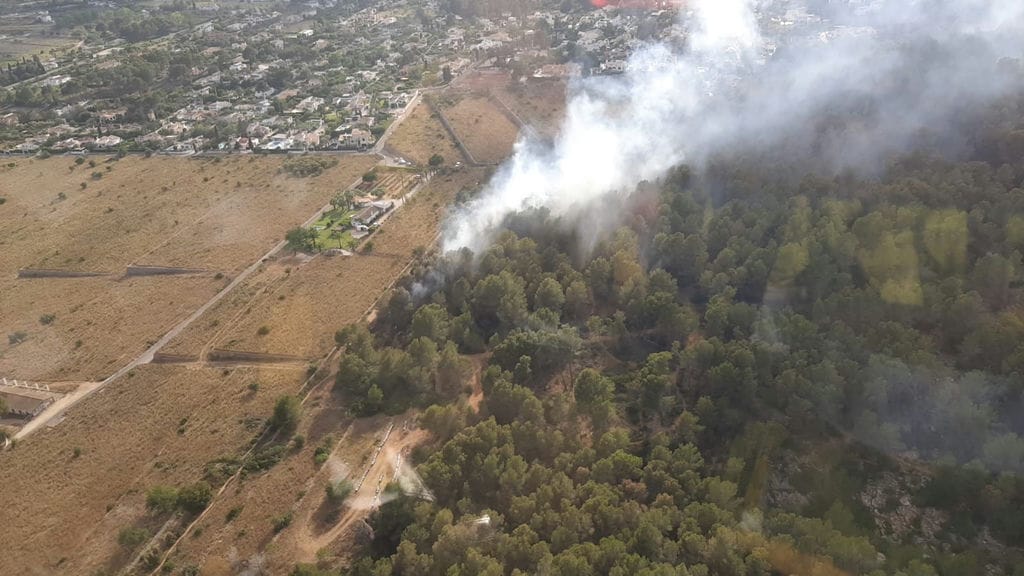 Flugzeuge, Hubschrauber und Feuerwehrleute löschten einen Brand an den Hängen des Montgó in Xàbia.