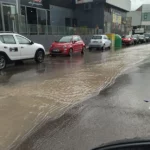 Straßen, Wege und Landstraßen durch sintflutartige Regenfälle überschwemmt