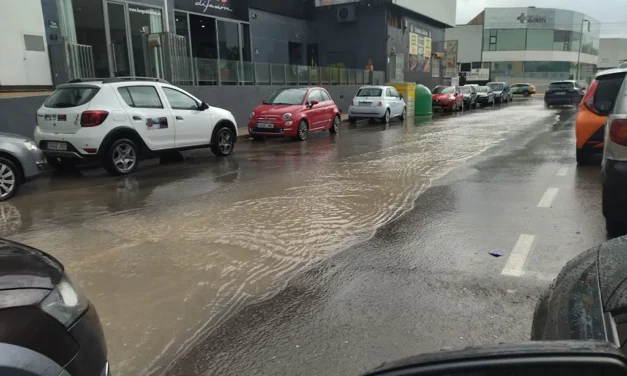 Straßen, Wege und Landstraßen durch sintflutartige Regenfälle überschwemmt