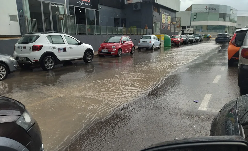 Straßen, Wege und Landstraßen durch sintflutartige Regenfälle überschwemmt