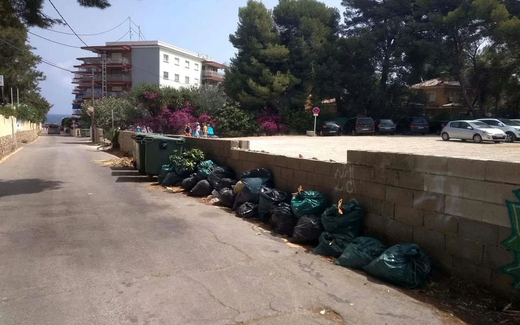 Vor den Containern in les Rotes de Dénia neben dem Trampolí sammeln sich Säcke über Säcke mit Müll an
