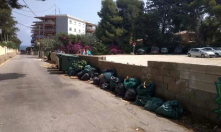 Vor den Containern in les Rotes de Dénia neben dem Trampolí sammeln sich Säcke über Säcke mit Müll an