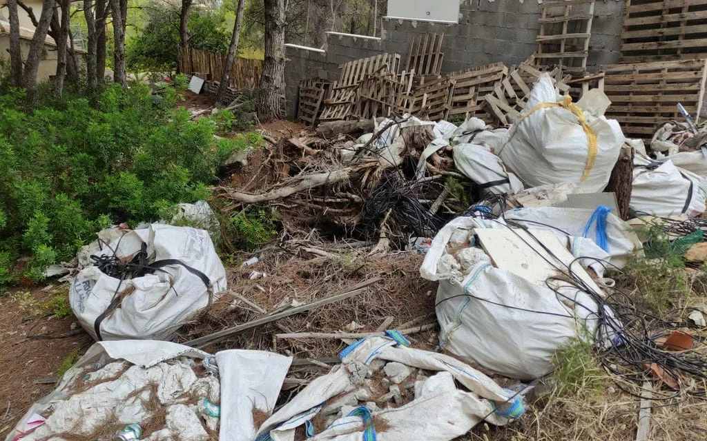 Auf einem Grundstück in les Rotes in Dénia haben sich seit Monaten Schutt und andere Abfälle angesammelt.