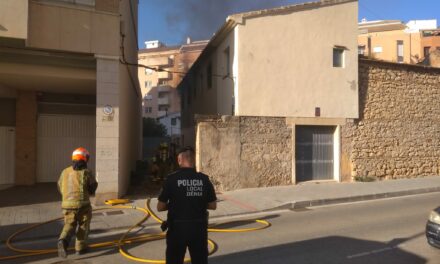 Feuer in einem Haus neben der alten Gasfabrik in Dénia