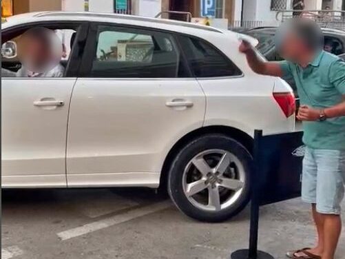 Konflikt zwischen einer Hotelterrasse und einem Autofahrer in Xàbia