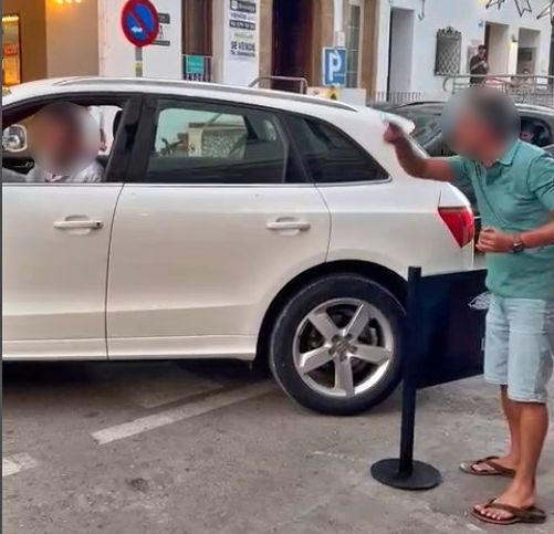 Konflikt zwischen einer Hotelterrasse und einem Autofahrer in Xàbia