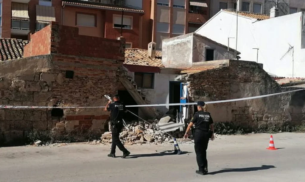 Wandeinsturz auf einer Strasse von Dénia