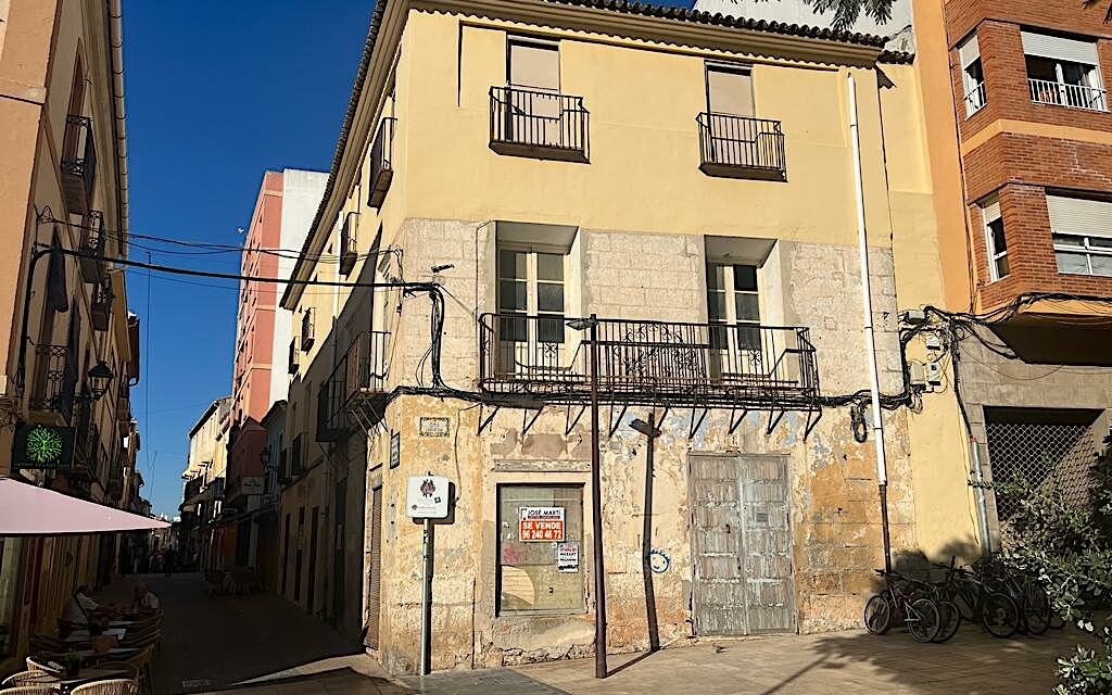 Das große Haus aus dem Jahr 1600 zwischen dem Rathausplatz und dem Loreto steht in Dénia zum Verkauf