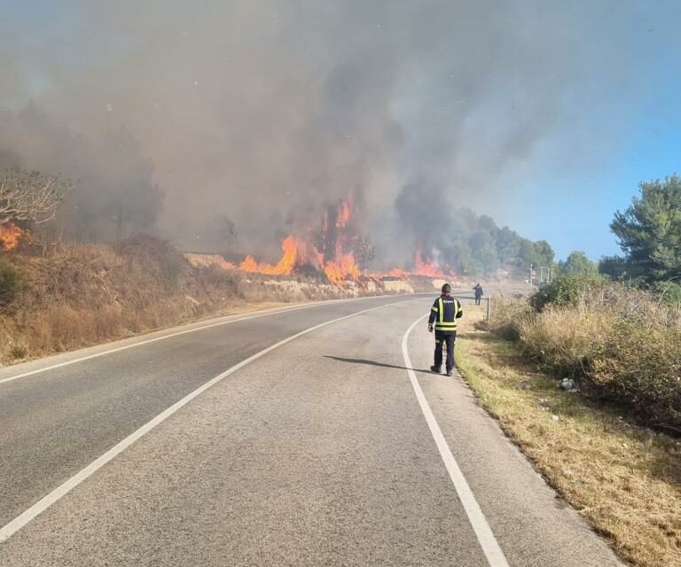 Ein Feuer verbrennt 15.000 Quadratmeter Land in der Nähe einer Wohnsiedlung zwischen Xàbia und Benitatxell
