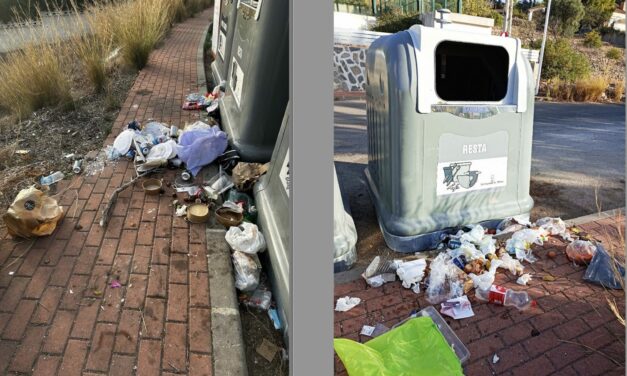 Anwohner beschuldigen eine Einwohnerin von Dénia, den Müll aus den Containern zu nehmen und ihn auf der Straße zu verteilen