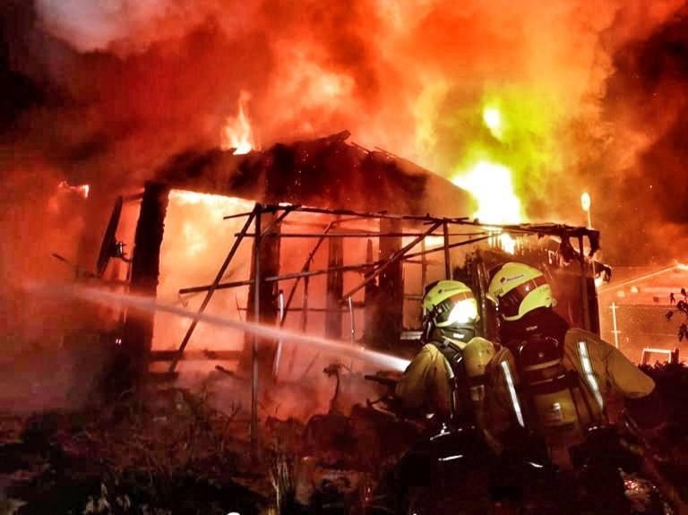 Ein Toter bei Brand eines Holzhauses