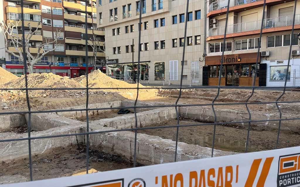 Die Überreste des alten Ambulatoriums legen die Arbeiten an dem neuen Platz an der Calle Campo in Dénia für mehr als einen Monat lahm