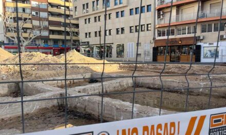 Die Überreste des alten Ambulatoriums legen die Arbeiten an dem neuen Platz an der Calle Campo in Dénia für mehr als einen Monat lahm