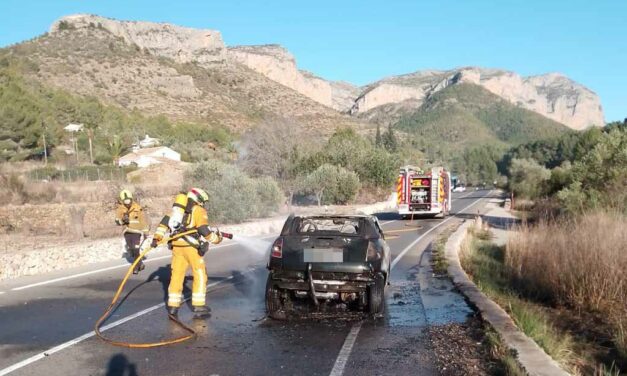 Ein Fahrzeug in Flammen bei seiner Fahrt durch Jesús Pobre