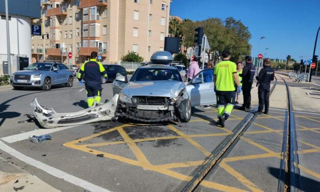 Leichte Verletzungen nach dem Zusammenstoß mit der Straßenbahn in Dénia