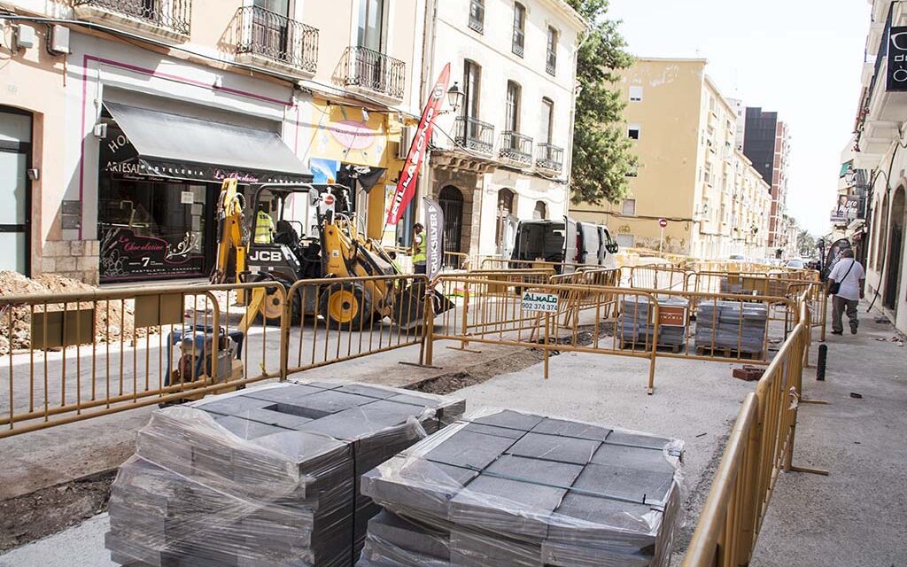 Dénia stellt mehr als 300.000 Euro für die Erneuerung und Verbreiterung von Gehwegen und asphaltierten Straßen bereit
