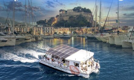 Ein „Aquabus“ wird den Hafen von Dénia mit vier Haltestellen befahren