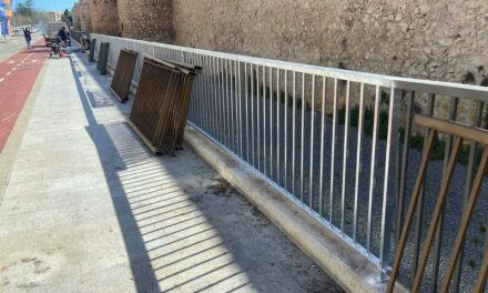 Schäden durch Hundeurin am Geländer der Ronda de les Muralles kosten Dénia 5 500 Euro