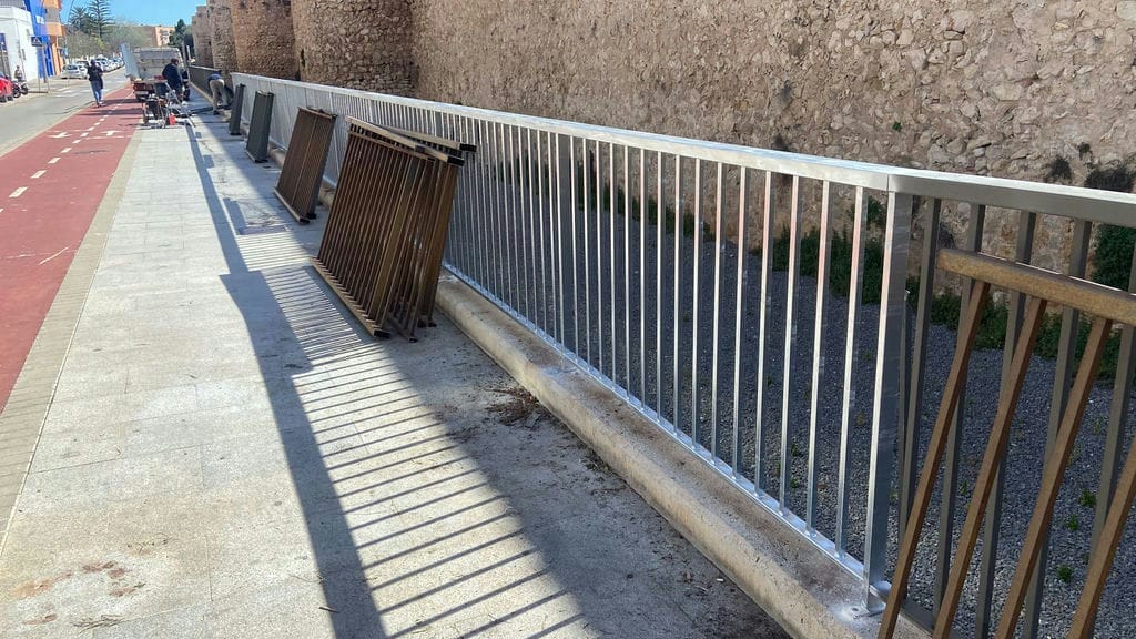 Schäden durch Hundeurin am Geländer der Ronda de les Muralles kosten Dénia 5 500 Euro