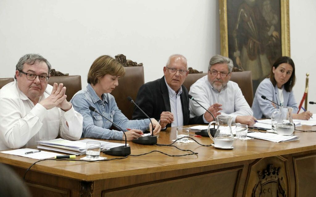 Spannende Plenarsitzung in Dénia mit Wortgefechten zwischen Grimalt (PSPV) und Font (PP), sowie zwischen Carrió (Compromís) und Redondo (Vox)