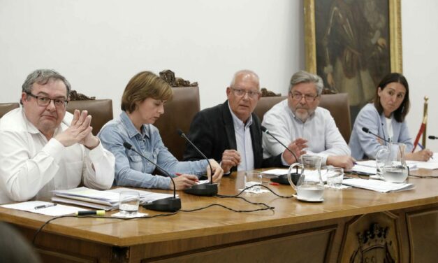 Spannende Plenarsitzung in Dénia mit Wortgefechten zwischen Grimalt (PSPV) und Font (PP), sowie zwischen Carrió (Compromís) und Redondo (Vox)