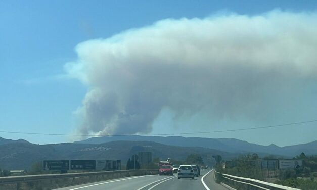 Das Feuer, das den Coll de Rates verwüstet, ist von der gesamten Marina Alta aus sichtbar