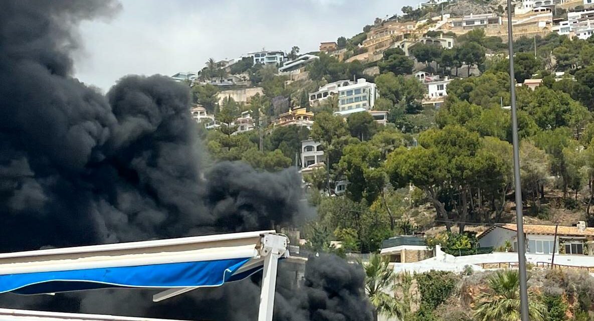 31 Fahrzeuge brennen bei einem verheerenden Brand im Hafen von Xàbia