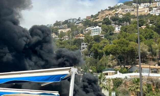31 Fahrzeuge brennen bei einem verheerenden Brand im Hafen von Xàbia