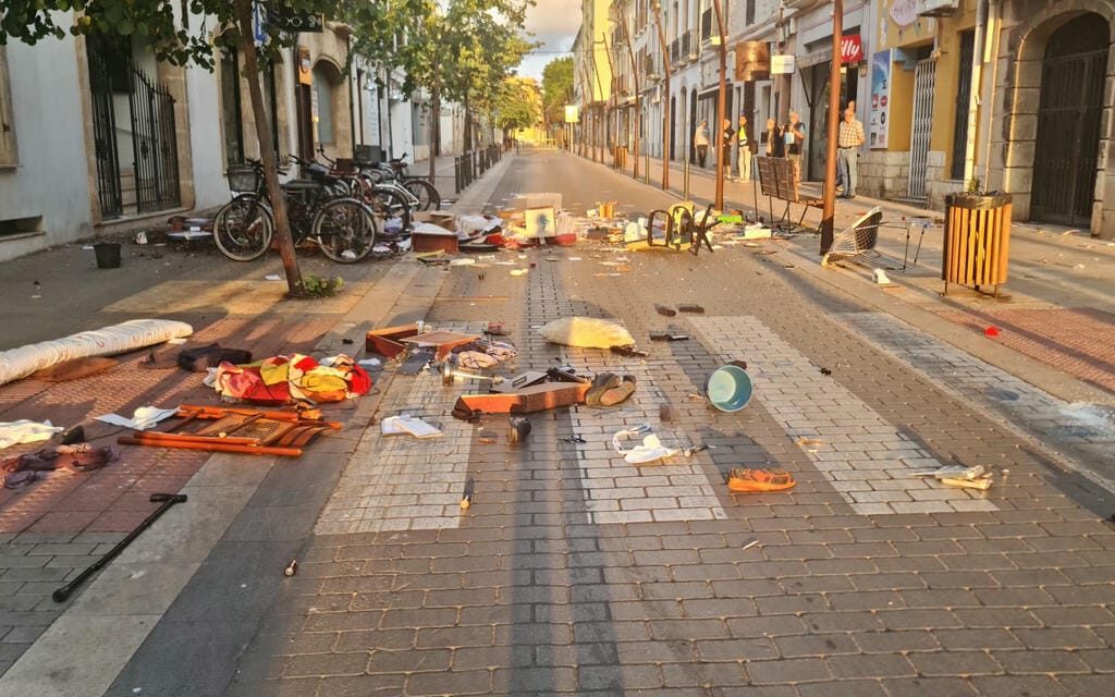 Wohngegenstände durch das Fenster in der Straße La Mar in Dénia
