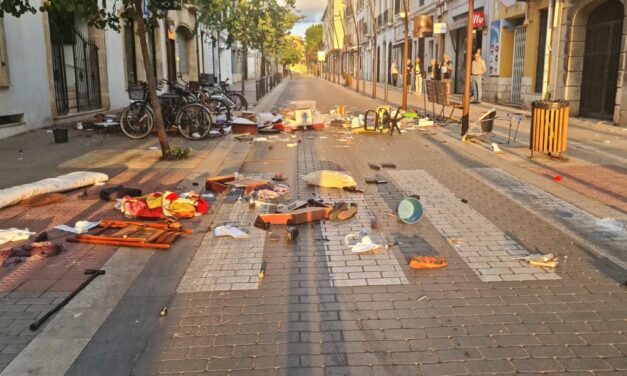 Wohngegenstände durch das Fenster in der Straße La Mar in Dénia