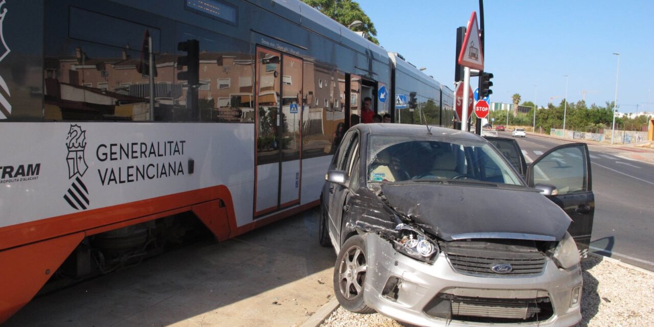 Erneut wird ein Auto in Dénia von einer Straßenbahn erfasst