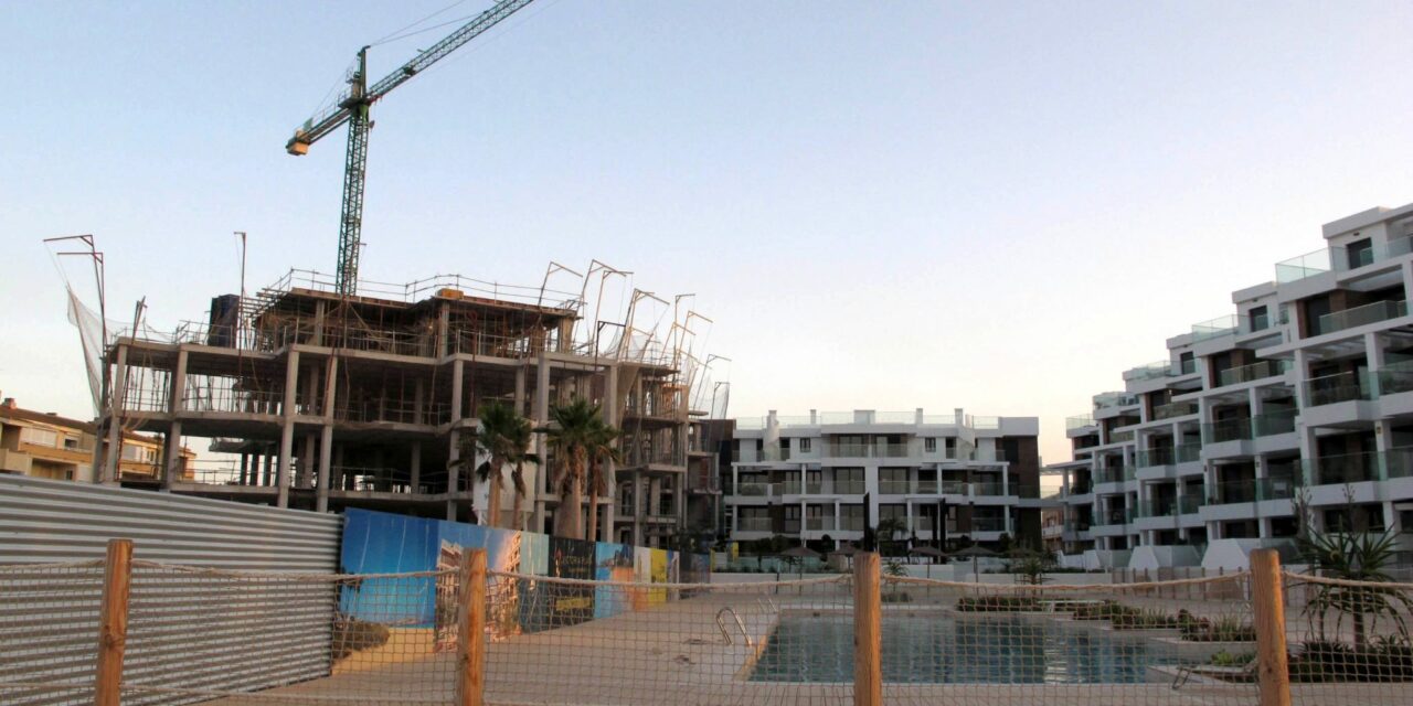 Zwei der Gebäude an der Küste von Dénia, die sich auf einem vorläufig „verschwundenen“ römischen Gelände befinden, wurden fertiggestellt.