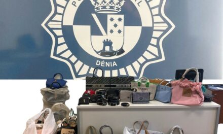 135 gefälschte Handtaschen, Geldbörsen und Gürtel auf dem Straßenmarkt von Dénia beschlagnahmt
